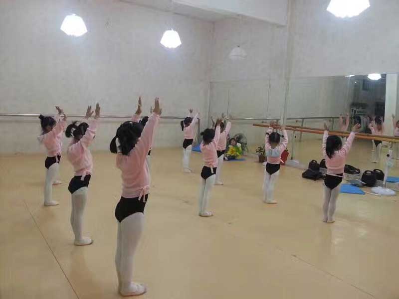 為什麽舞蹈培訓班要選擇專業舞蹈室地膠？