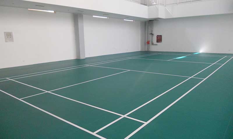 一片室內羽毛球場地鋪地膠多少錢？